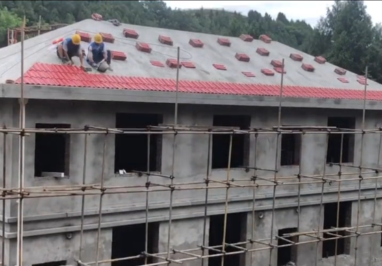 自建房蓋瓦施工